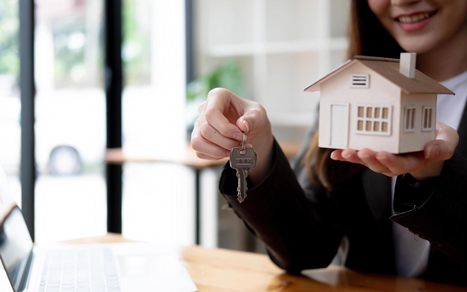 attractive-young-female-house-realtor-or-real-estate-agent-holding-house-keys-chain-and-house-model-blurred-background-free-photo (3)