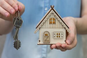 key-hold-hand-holding-banking-mortgage-business-property-loan-investment-concept-buy-construction_t20_roRBrZ (3)