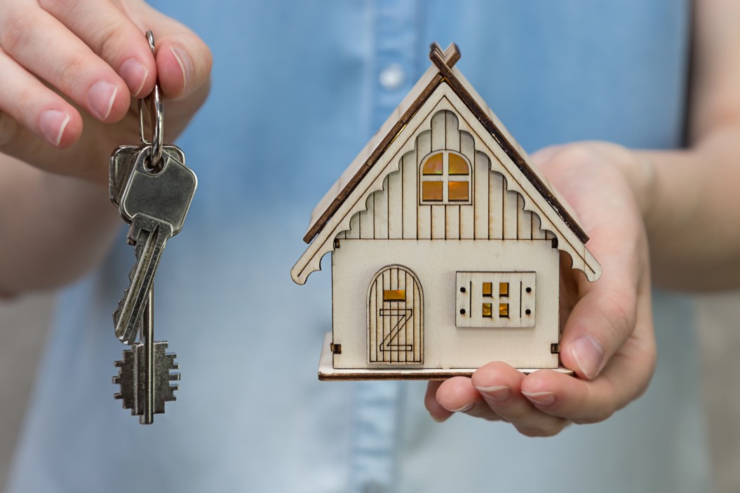 key-hold-hand-holding-banking-mortgage-business-property-loan-investment-concept-buy-construction_t20_roRBrZ (3)